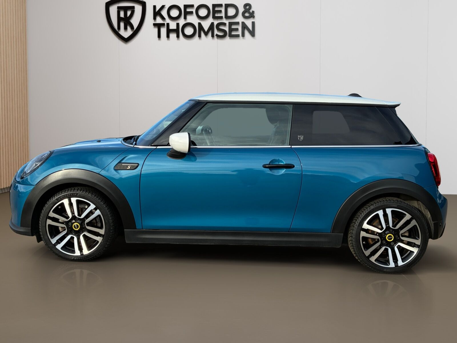 Blå Mini Cooper fra 2023
