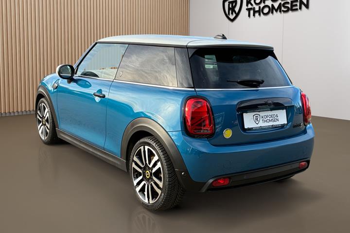 Blå Mini Cooper fra 2023