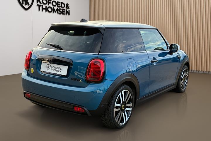 Blå Mini Cooper fra 2023