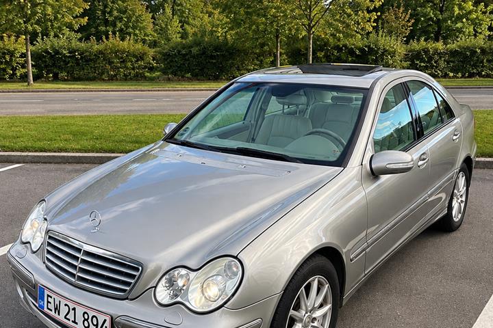 Orange Mercedes C200 fra 2004