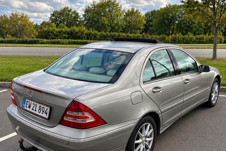 Orange Mercedes C200 fra 2004