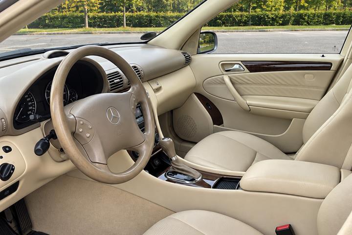 Orange Mercedes C200 fra 2004