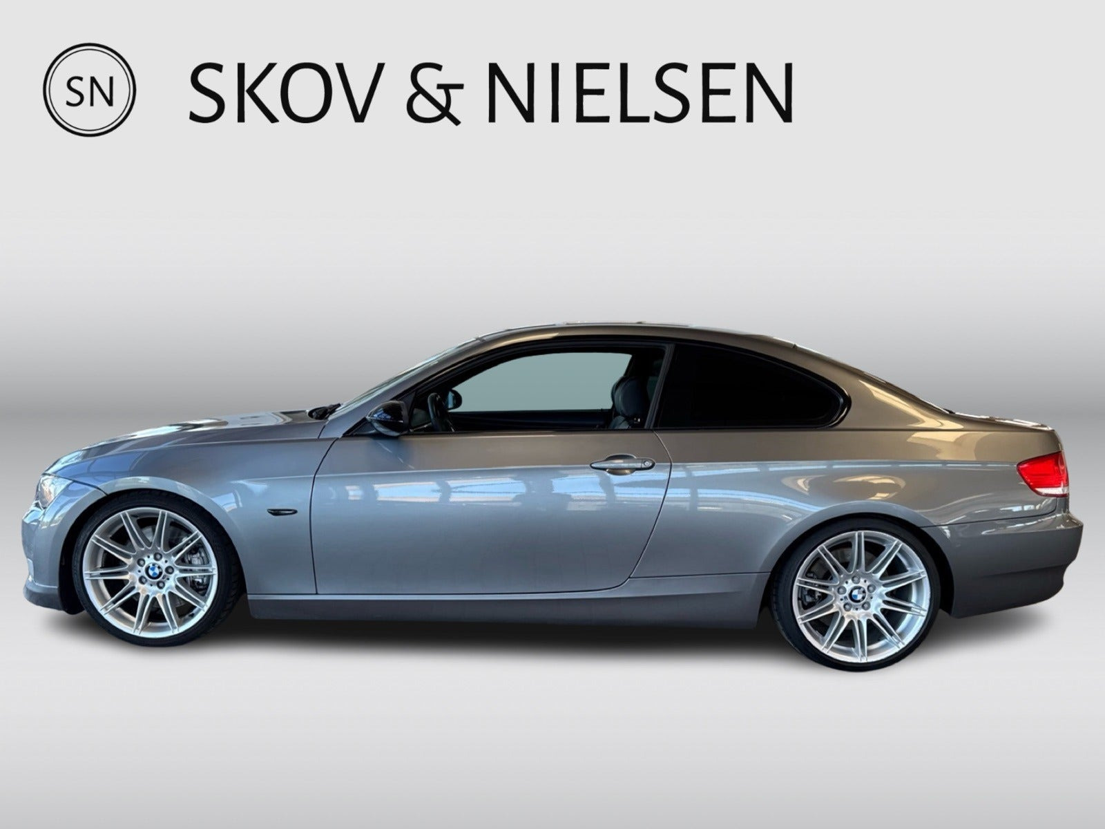 Grå BMW 335i fra 2006
