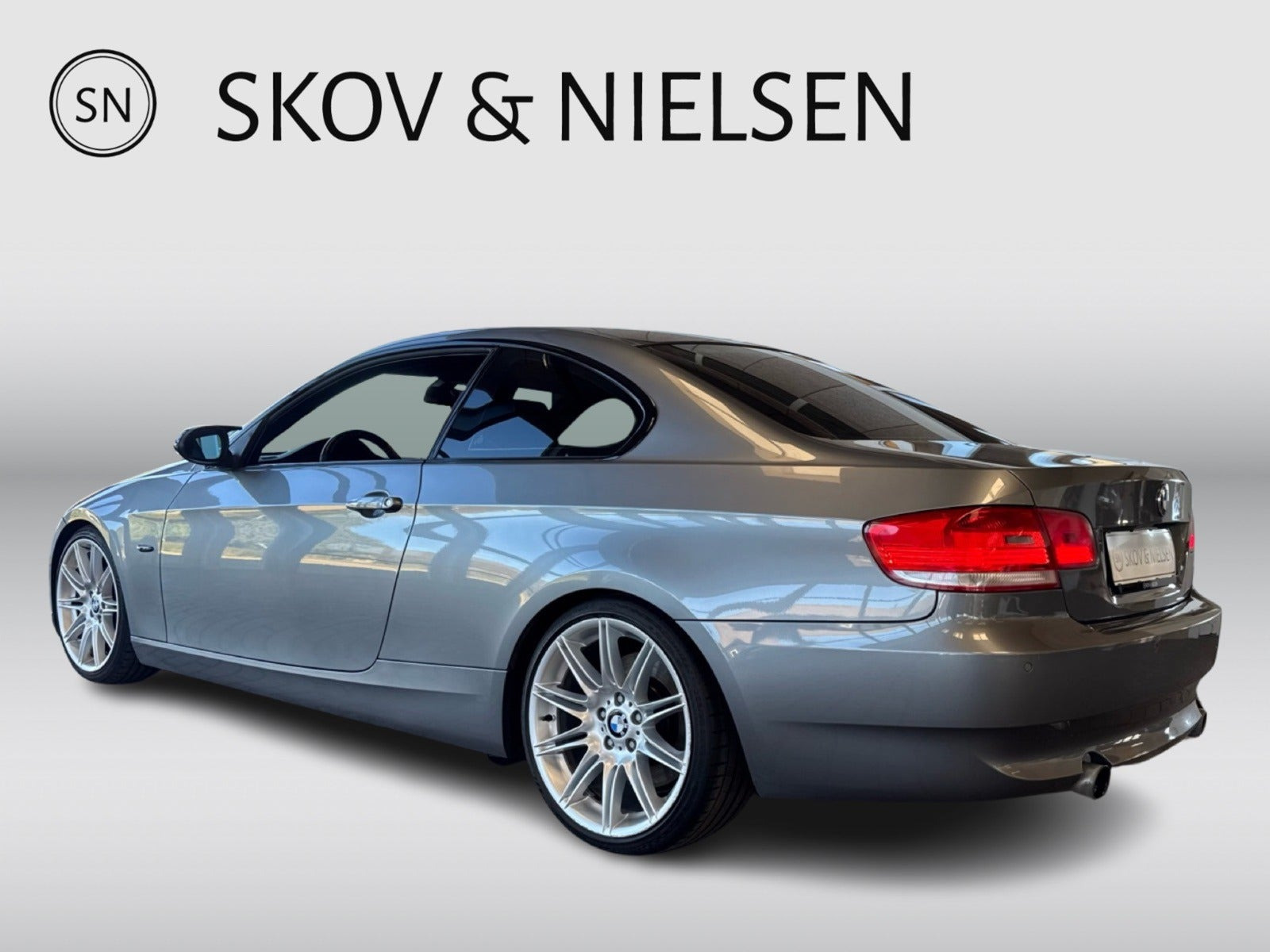 Grå BMW 335i fra 2006