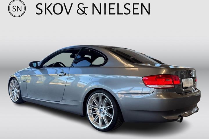 Grå BMW 335i fra 2006