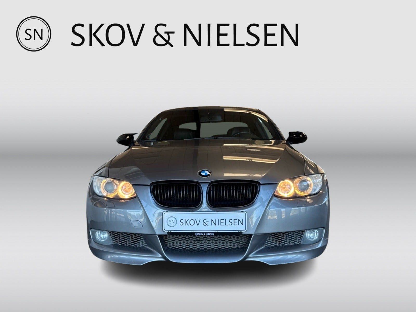 Grå BMW 335i fra 2006