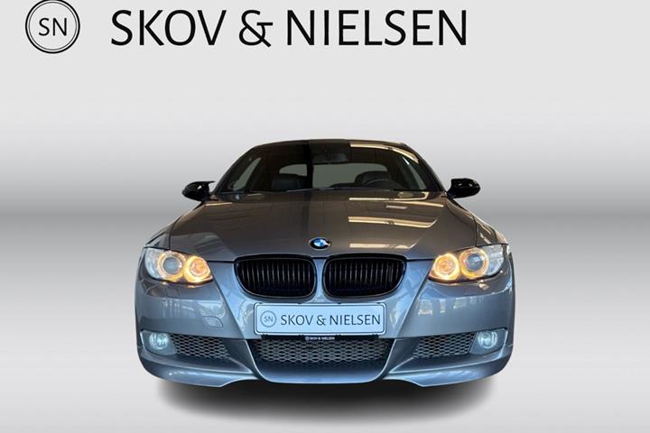 Grå BMW 335i fra 2006