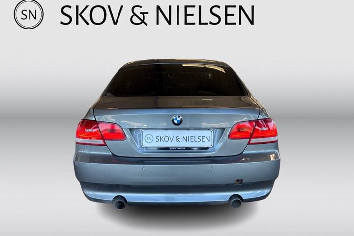 Grå BMW 335i fra 2006