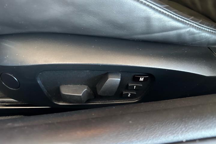 Grå BMW 335i fra 2006