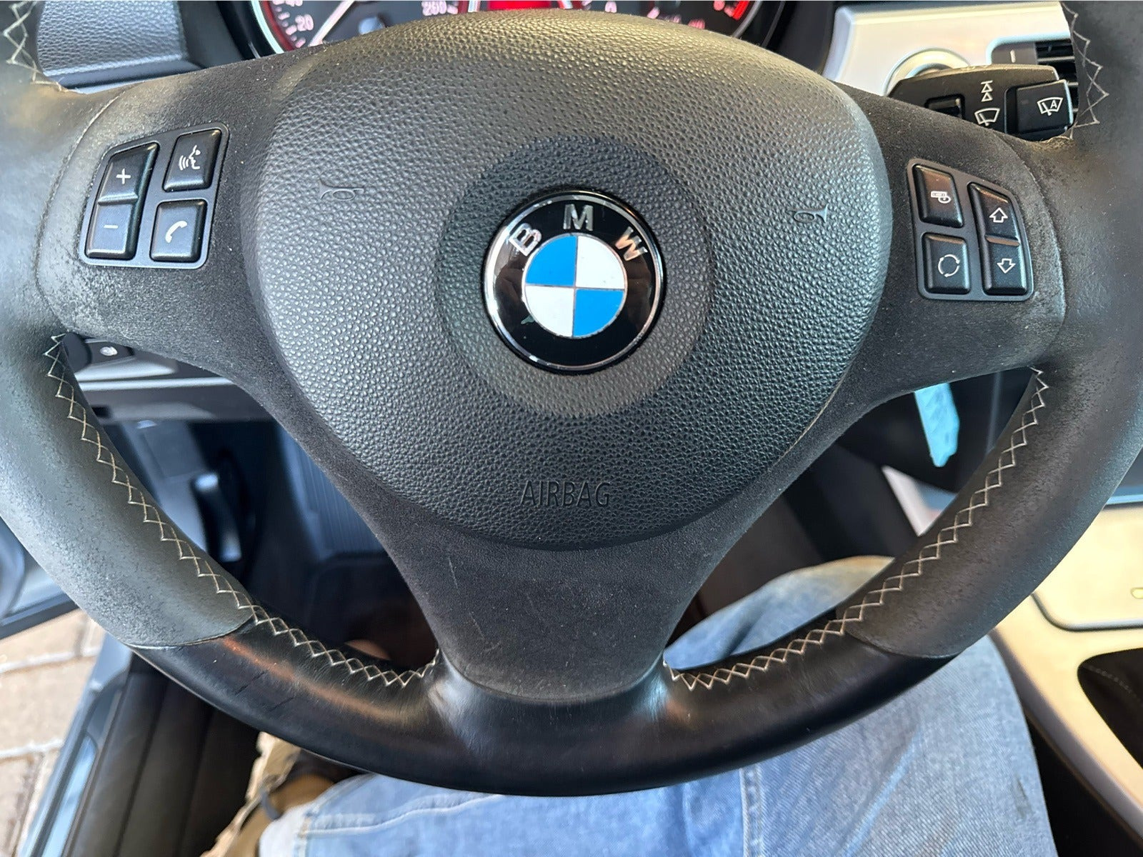 Grå BMW 335i fra 2006