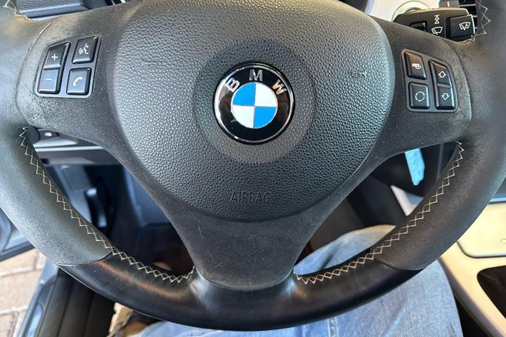 Grå BMW 335i fra 2006