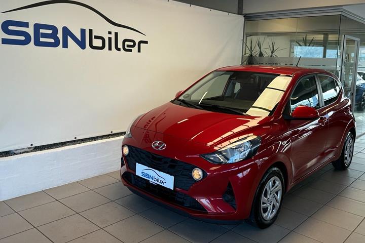 Rød Hyundai i10 fra 2022 set udefra