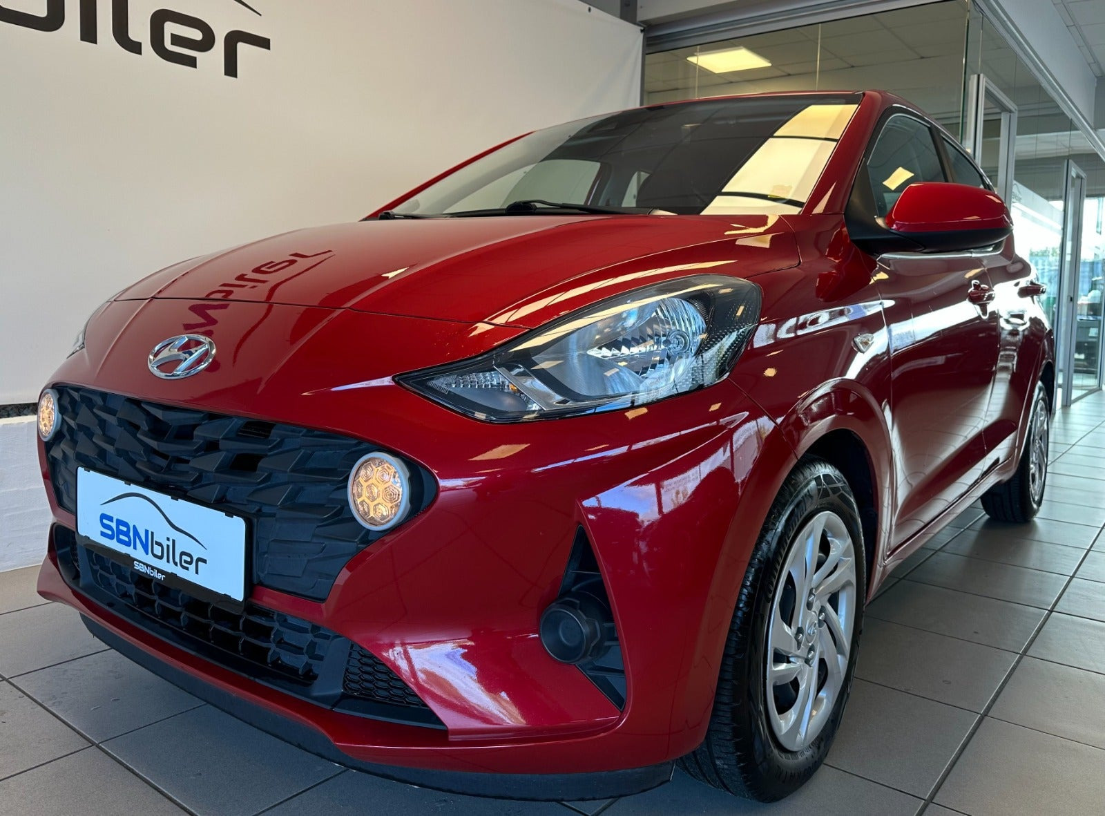 Rød Hyundai i10 fra 2022