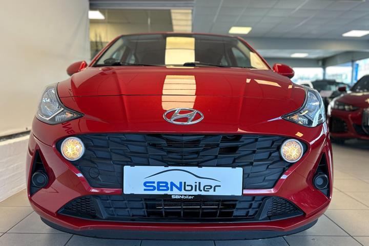 Rød Hyundai i10 fra 2022