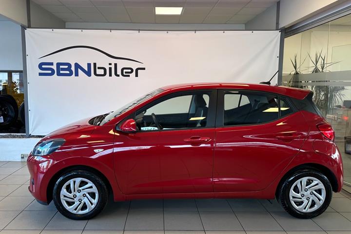 Rød Hyundai i10 fra 2022