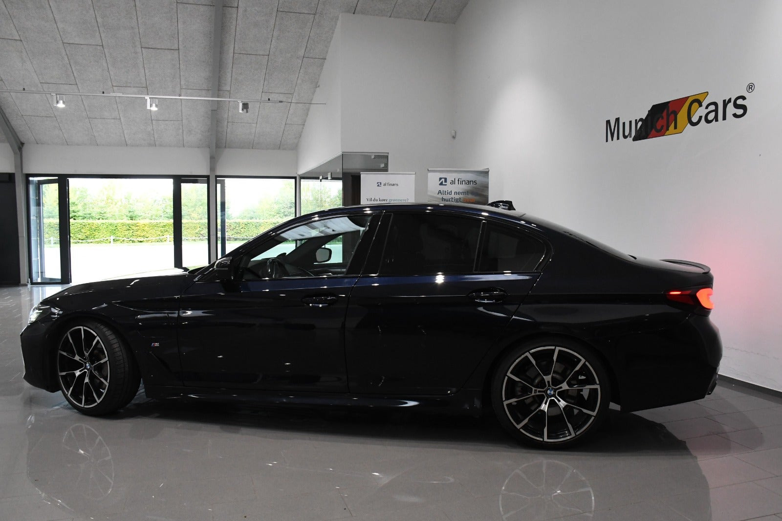 Sort BMW 530e fra 2023