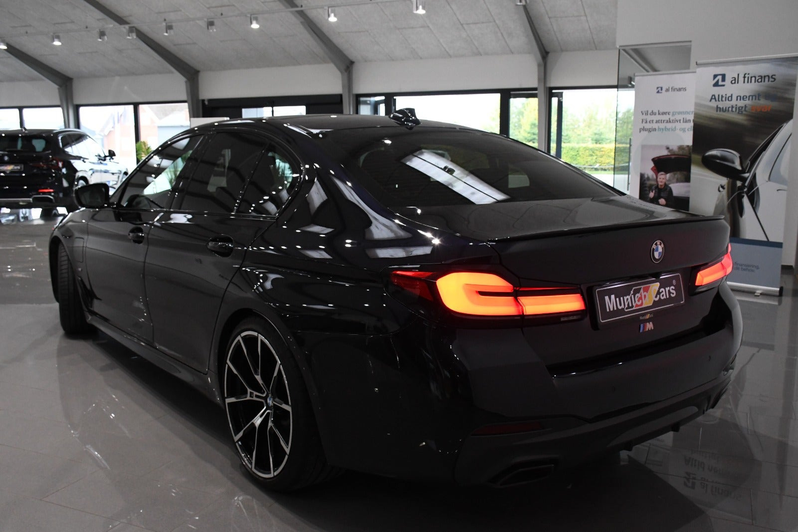 Sort BMW 530e fra 2023