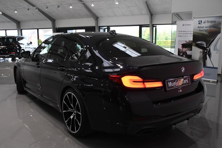 Sort BMW 530e fra 2023