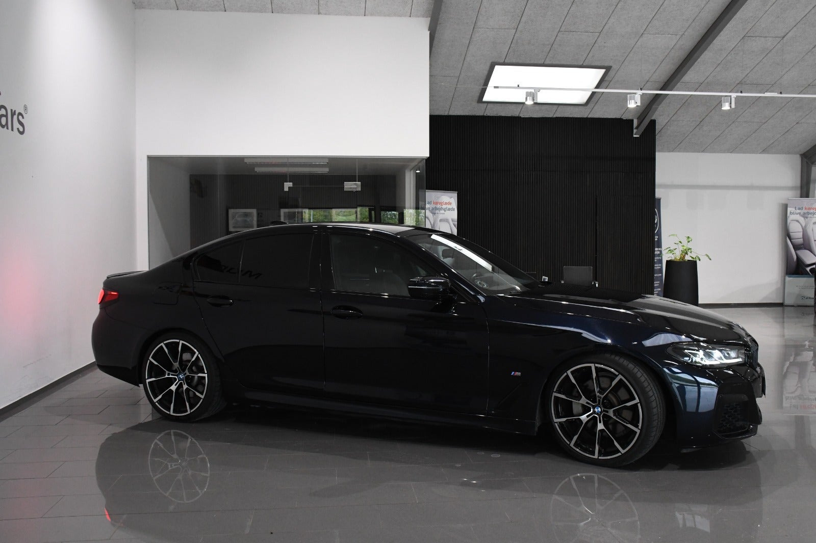 Sort BMW 530e fra 2023