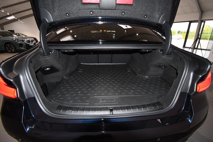 Sort BMW 530e fra 2023