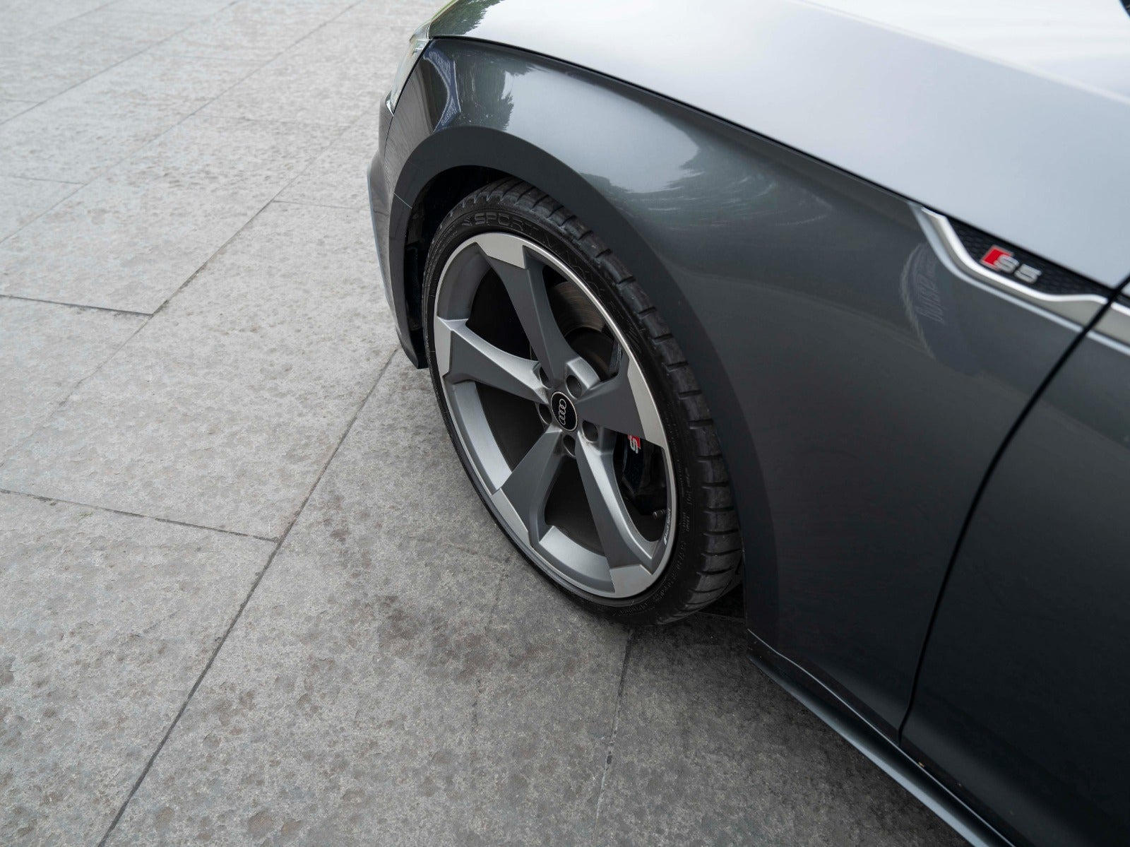 Grå Audi S5 fra 2021