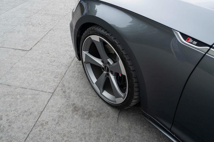 Grå Audi S5 fra 2021