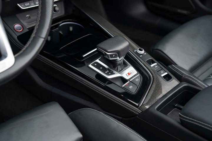 Grå Audi S5 fra 2021