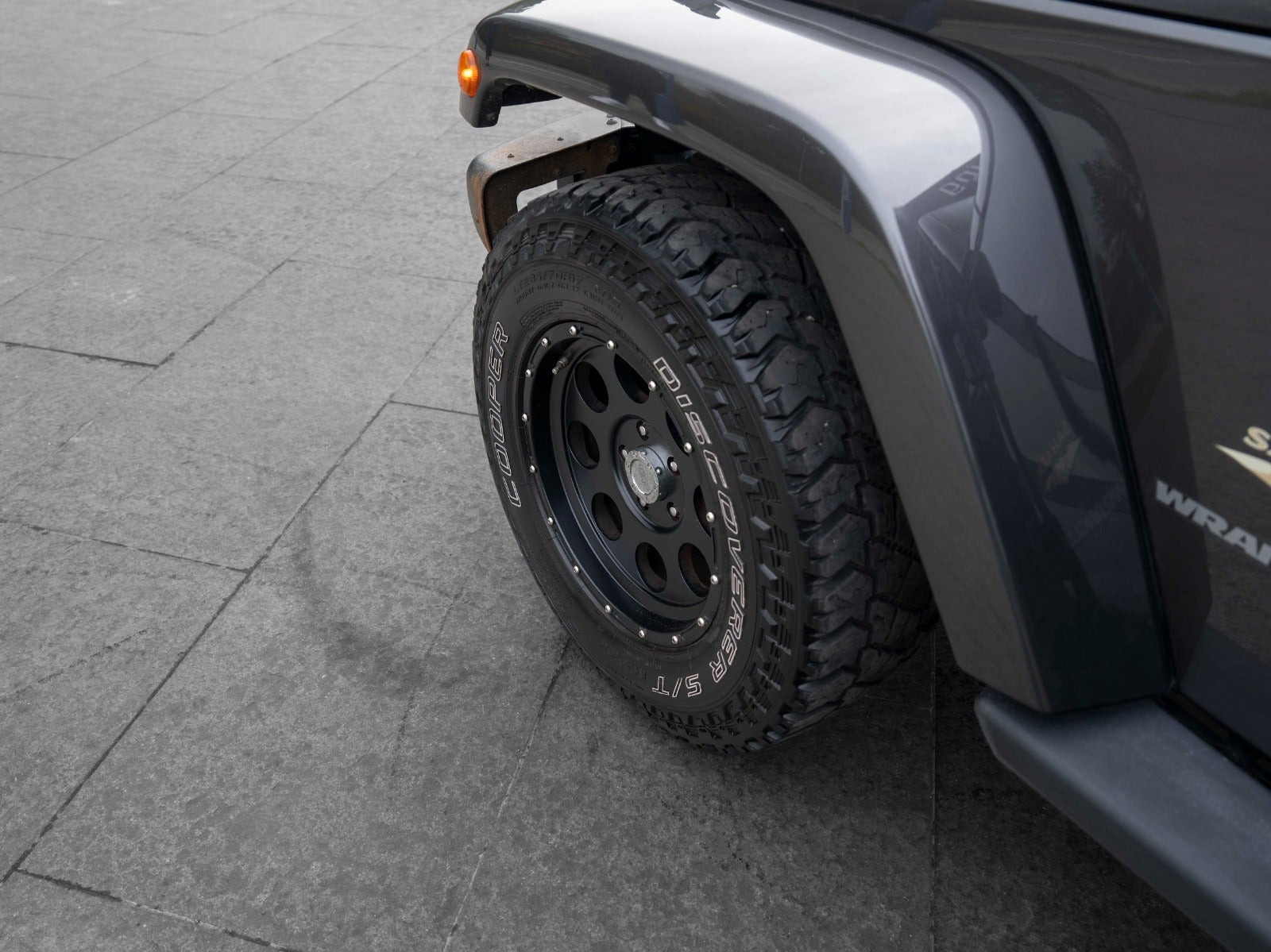 Grå Jeep Wrangler Unlimited fra 2014