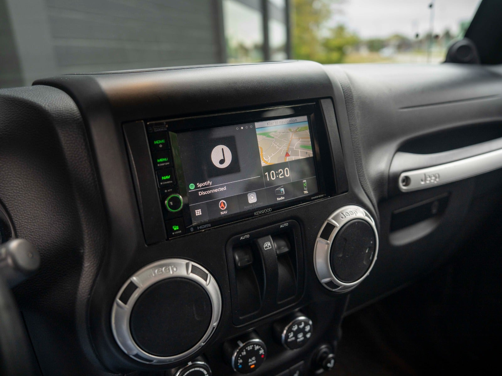Grå Jeep Wrangler Unlimited fra 2014