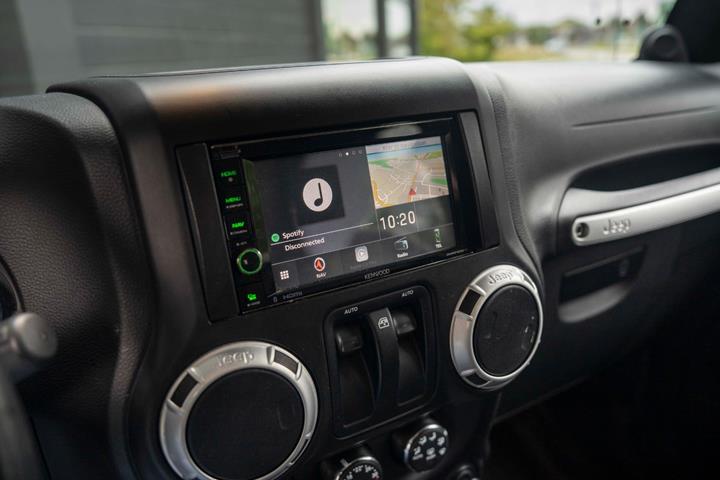 Grå Jeep Wrangler Unlimited fra 2014