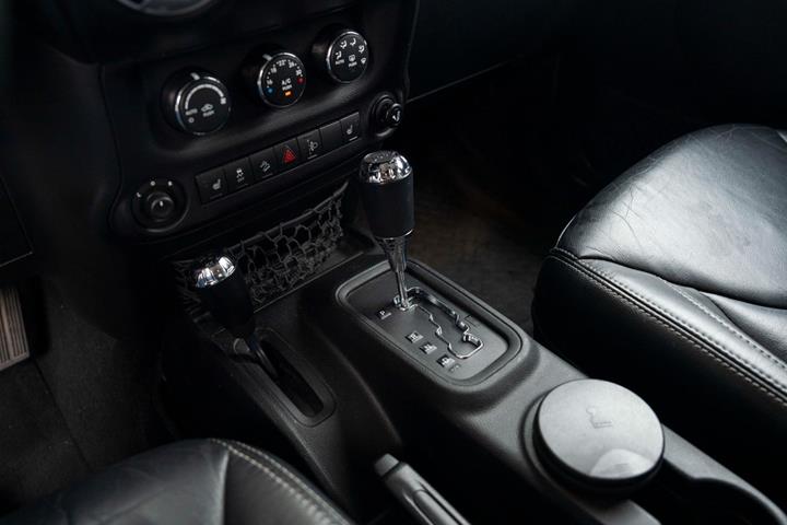 Grå Jeep Wrangler Unlimited fra 2014