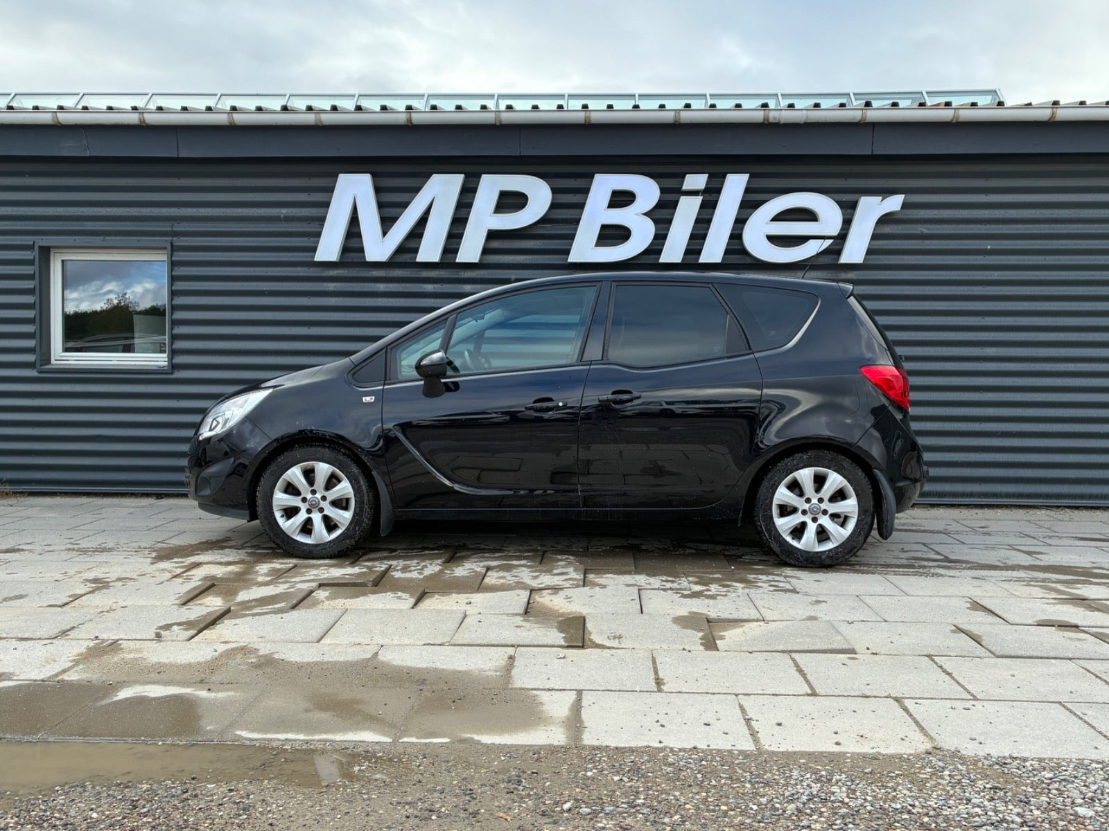 Sort Opel Meriva fra 2011