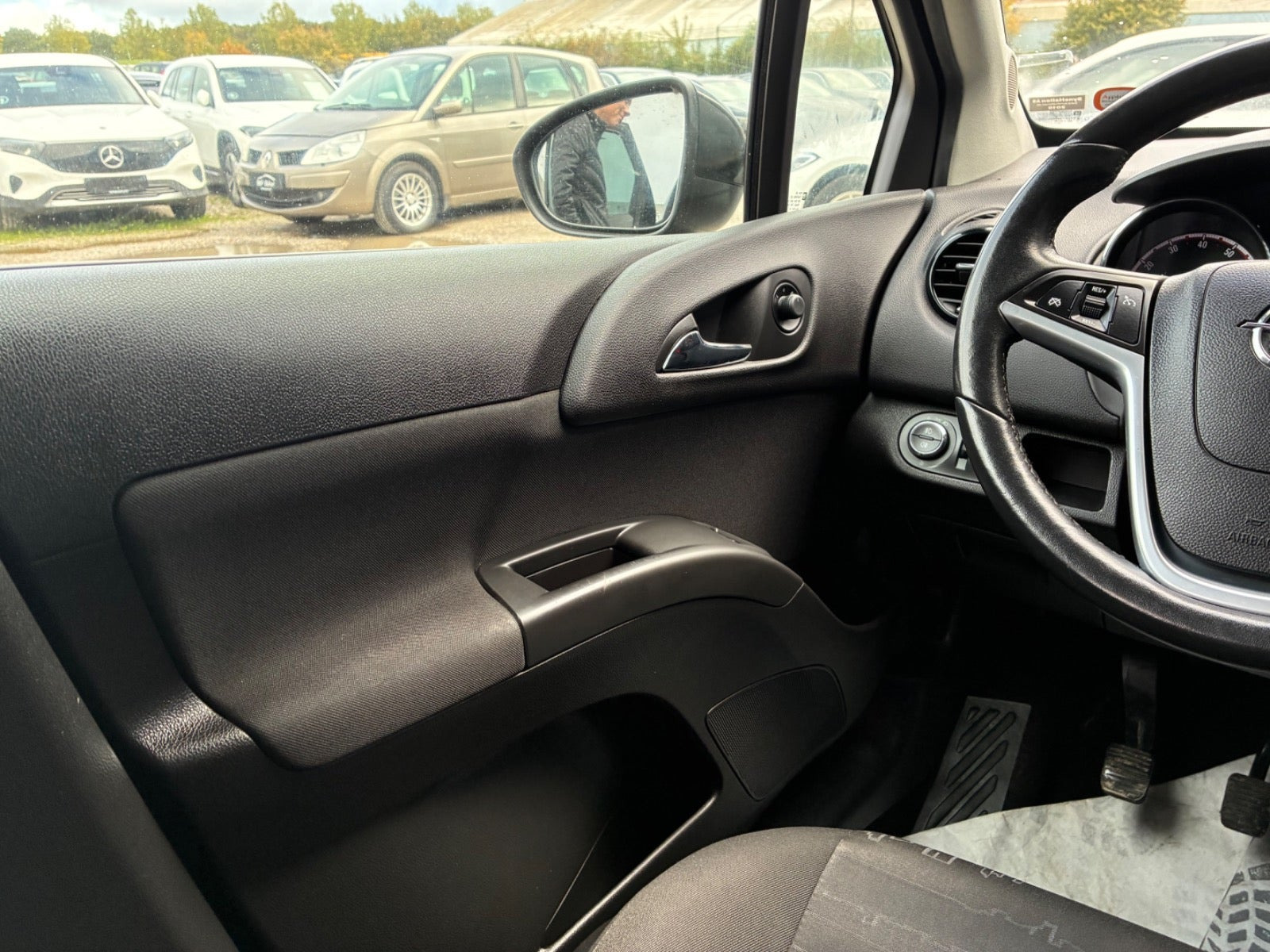 Sort Opel Meriva fra 2011