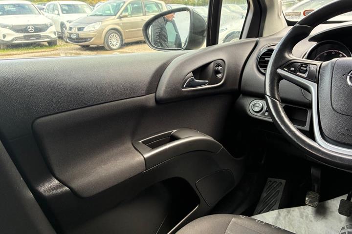 Sort Opel Meriva fra 2011