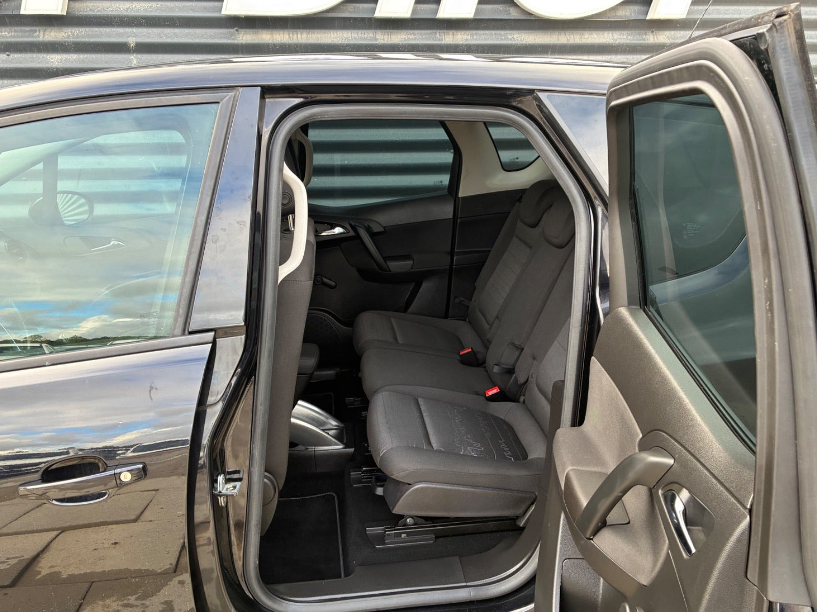 Sort Opel Meriva fra 2011
