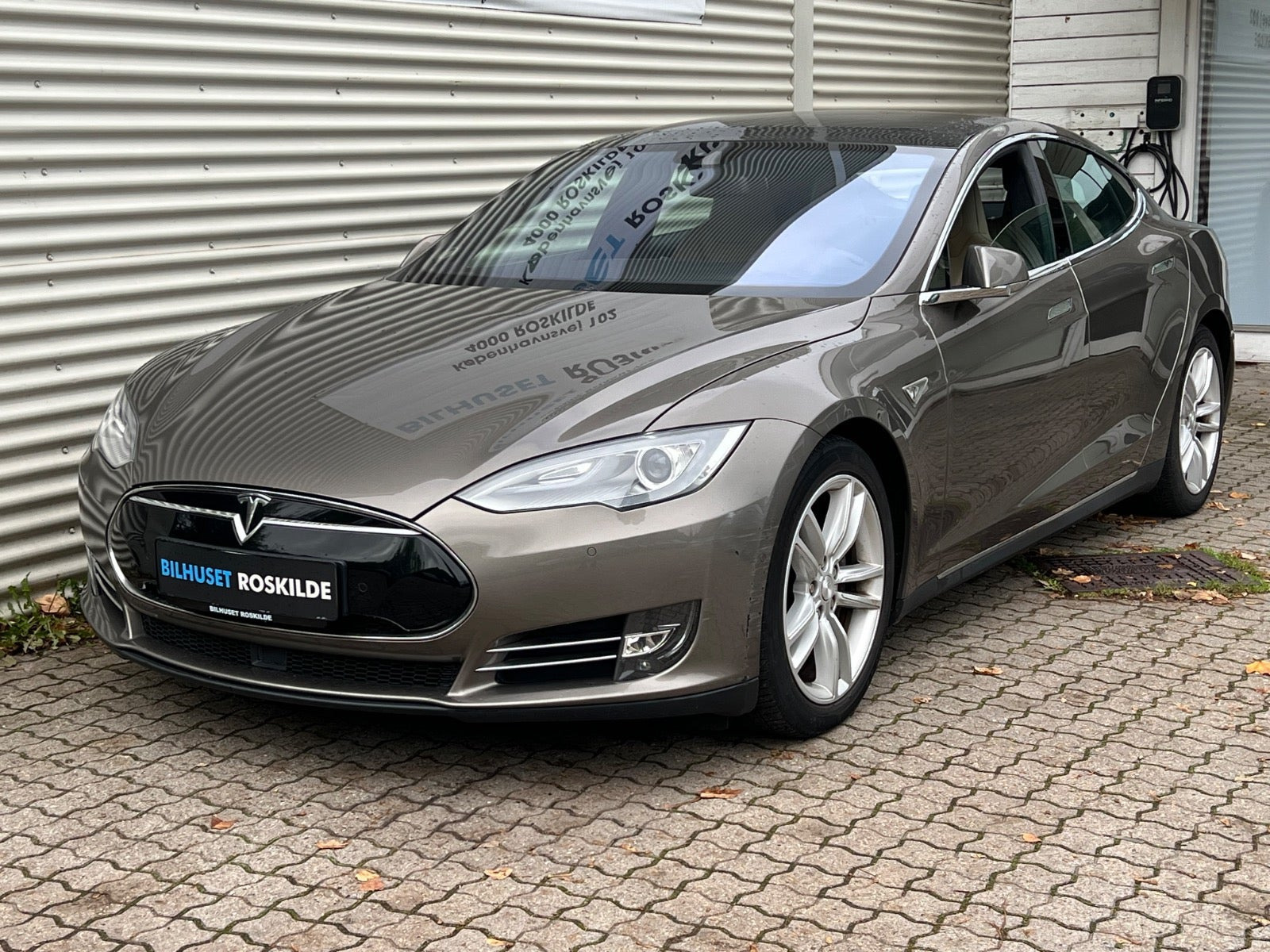 Brun Tesla Model S fra 2015