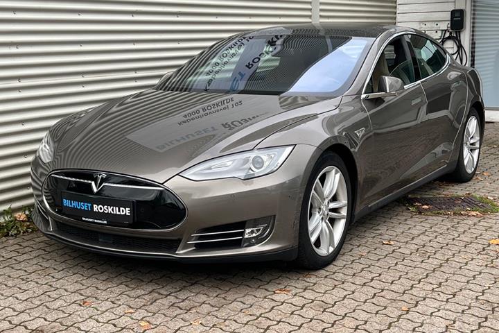 Brun Tesla Model S fra 2015