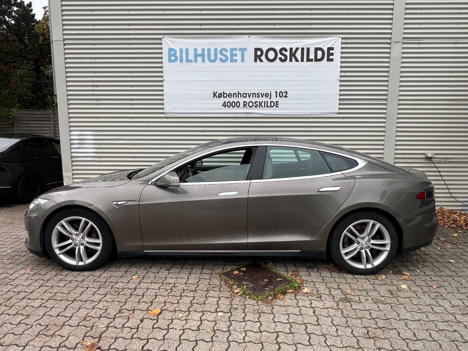 Brun Tesla Model S fra 2015