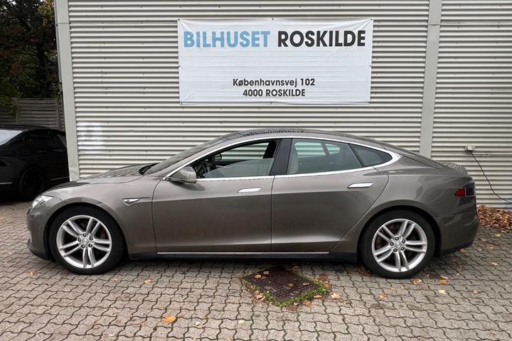 Brun Tesla Model S fra 2015