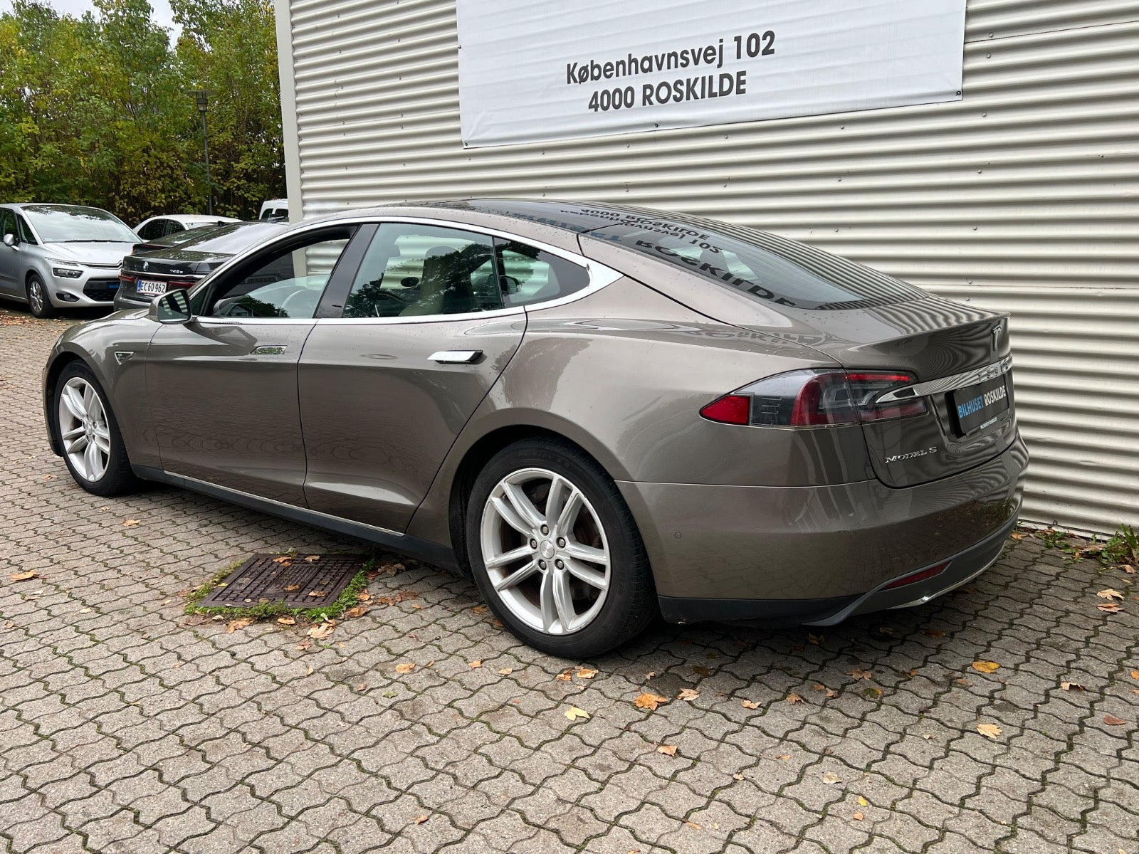 Brun Tesla Model S fra 2015