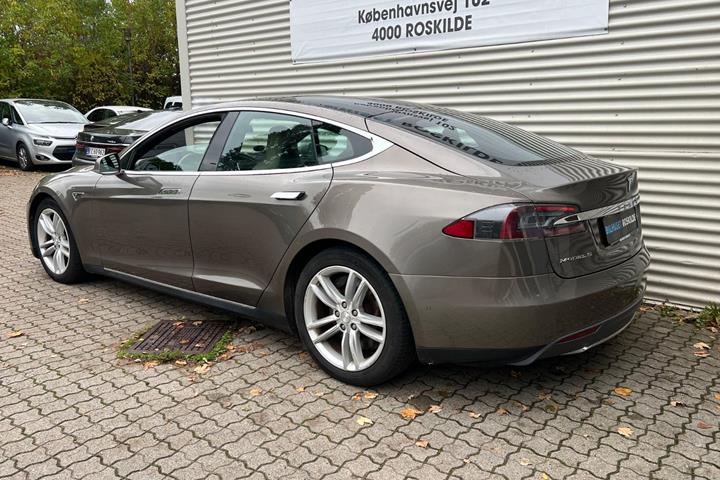 Brun Tesla Model S fra 2015