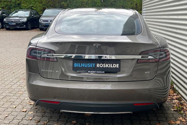 Brun Tesla Model S fra 2015