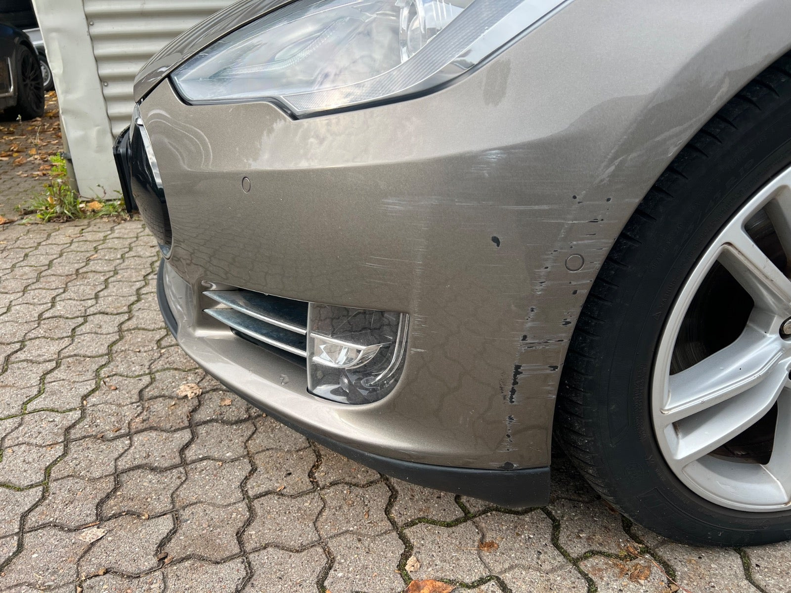 Brun Tesla Model S fra 2015