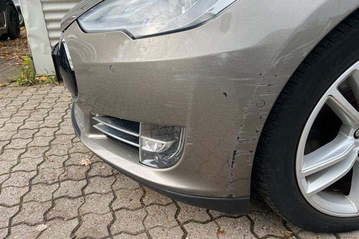 Brun Tesla Model S fra 2015