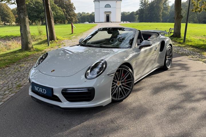 Grøn Porsche 911 Turbo fra 2018