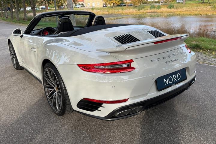 Grøn Porsche 911 Turbo fra 2018