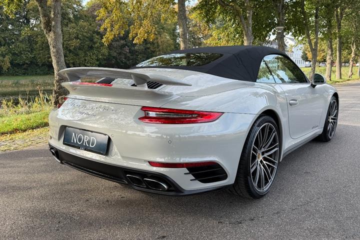 Grøn Porsche 911 Turbo fra 2018