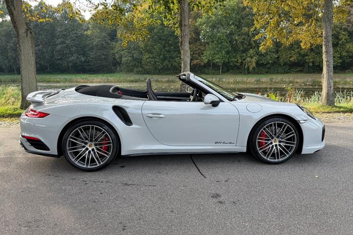 Grøn Porsche 911 Turbo fra 2018