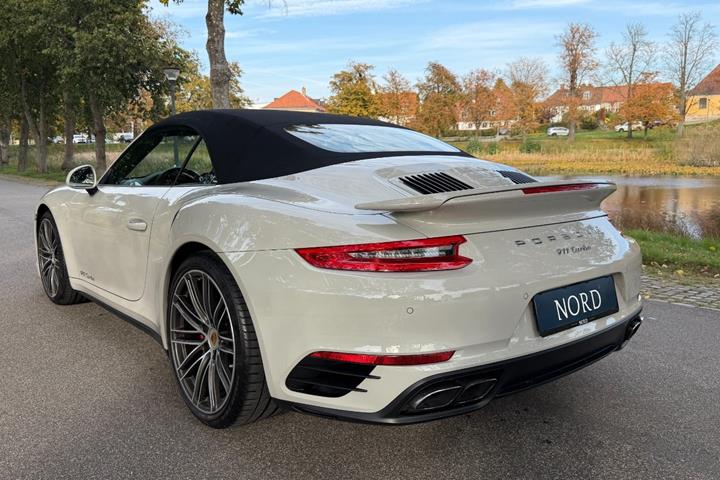 Grøn Porsche 911 Turbo fra 2018