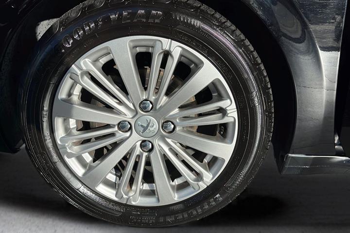 Sort Peugeot 208 fra 2020